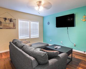 2 Mi to Stewart Beach Galveston Townhome - Galveston - Sala de estar