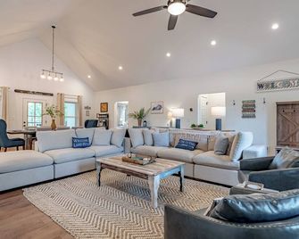 Porch-lovers Paradise! SLEEPS 11-12. Multiple fire pits. Only 0.8mi to boat ramp - Falls of Rough - Sala de estar