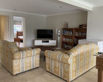 Beach House@Caves Beach - Caves Beach - Huiskamer