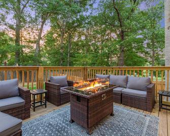Hot Tub, Games & Sauna at Bourbon Trail Escape! - Lawrenceburg - Balcón