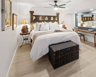 The Armadillo Villa! Hillside Haven with a Panoramic View of the Colorado River - Marble Falls - Ložnice