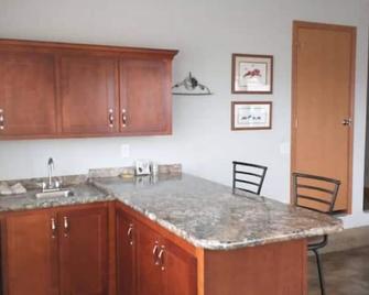 4 Bedroom Country Staycation-Home Away from Home. Property with scenic views - Sturgis - Kitchen