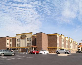 Quality Inn & Suites Starlite Village Conference Center - Ames - Building