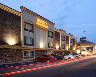 Quality Inn & Suites Starlite Village Conference Center - Ames - Edificio