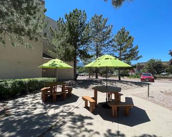Quality Inn & Suites Garden Of The Gods - Colorado Springs - Patio