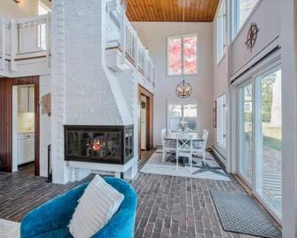 Sun Drenched Waterfront Cape Cod Escape! - North Falmouth