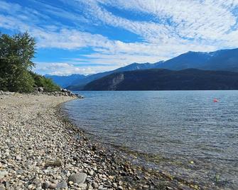 Lakeside Purcell Cabin at Paradise Hills - Kaslo