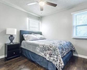Great for a staycation, or work-from-home alternative - Kansas City - Bedroom