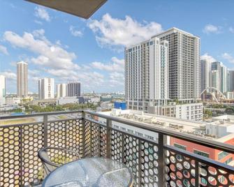 Amazing Wynwood 2BR w/ Gym, Sauna & Rooftop Pool, by Blueground - Miami - Balcony