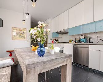 Spacious, artful 4-bedroom house in Brooklyn with lush backyard, parking, A/C - Brooklyn - Kitchen