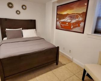 Lovely Basement with 2 Bedrooms and Kitchen - Huntington - Habitación