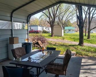Quiet Comfort With Modern Amenities - Elizabethton - Patio