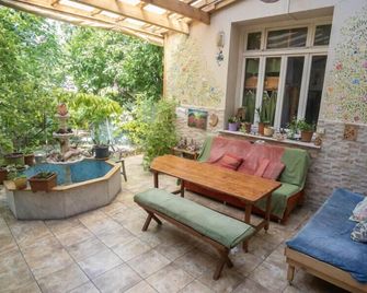 Lotus Garden Hostel Izmir - Esmirna - Patio