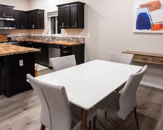 Brand-new Spacious Townhome w/fenced-in yard - Belfair - Comedor