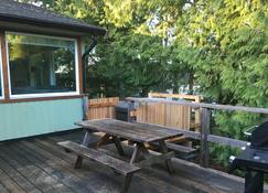 Downtown Cypre Suite - Newly Renovated, Spacious 3 Bedroom Unit - Tofino - Innenhof