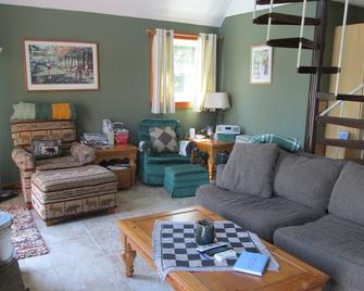 Great Place To Get Away And Have Clean Fresh Air Surround You! - Bennington - Living room