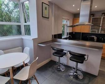 Spacious 4BD with great links to Manchester centre - Mánchester - Cocina