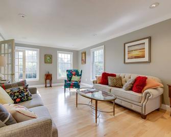 5-star Luxurious 4 Bedroom Home by the Beach and Minutes from Mystic - Waterford - Living room