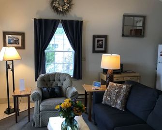 Spectacular Waterfront Cottage: Charming Getaway on The Sheepscot River - Edgecomb - Sala de estar