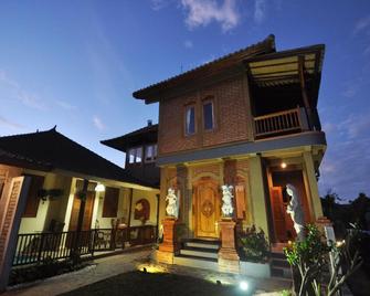 Meme Surung Homestay - Banjar - Edificio