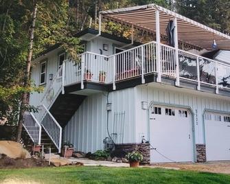 \nWest facing Waterfront Retreat w/private beach & dock access & buoy\n\n - Blind Bay - Building