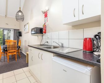 Sun Valley Motel - Unit 2 (2 bedrooms) - Wellsford - Kitchen