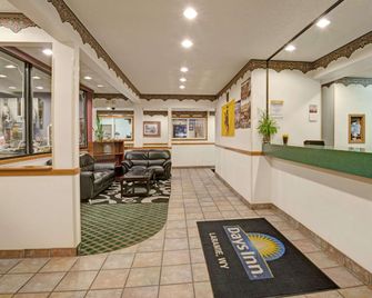 Days Inn by Wyndham Laramie - Ларамі - Лоббі