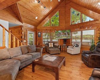 Lakefront 5BR Cabin on Big Crooked Lake w Pontoon - Rockford - Sala de estar