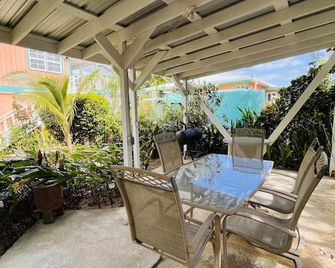 Coral Cove Inn - Seine Bight Village - Balkon