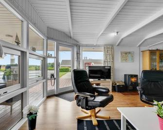Gorgeous Home In Hejls With Sauna - Hejls - Вітальня