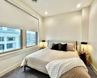 Condo B - Gallery Suite - Downtown Marion - Warren - Slaapkamer