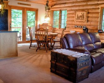 Cozy 1-bedroom log home in scenic rural Carroll County-Delphi - Delphi - Living room