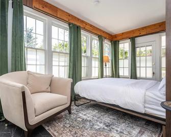 First Floor Suites at The Legacy Inn Harmony Floor - Luray - Schlafzimmer