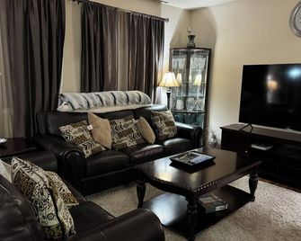 Charming large 4-bedroom house with WiFi and AC in delightful Ellensburg. - Ellensburg - Living room