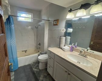 2BR 1st floor suite close to ISU - Terre Haute - Ванна кімната