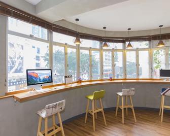 Check Inn HK - Hong Kong - Front desk