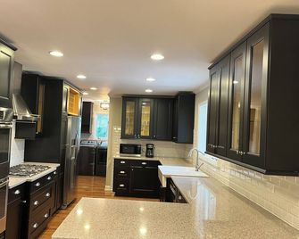 Charming 4-bedroom ranch house near downtown Lake Forest with AC, WiFi - Lake Forest - Cocina