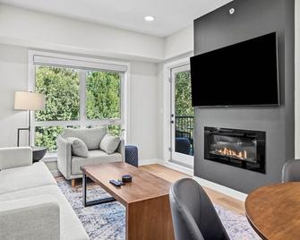 The Creekside - Top Floor Mountiain & Creek Views - Dead Man's Flats - Sala de estar