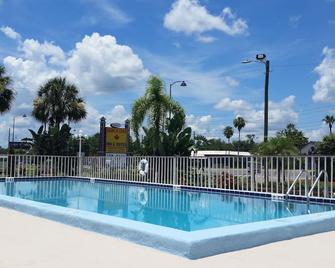 Maple Leaf Inn & Suites - Kissimmee - Pool