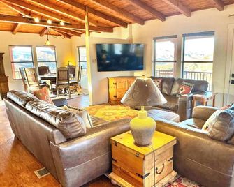 Palo Santo: Lajitas' Premier Luxury Rental - Lajitas - Living room