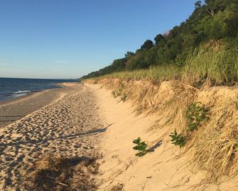 Beautiful Lake Michigan Property with Private Beach. Sleeps 10 - Benton Harbor - Beach