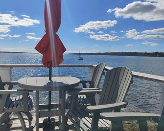 Private Beachfront Cottage in Portsmouth, RI - Portsmouth - Balcony