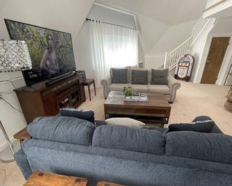 Thunderdome (Awesome Dome House) Unique Home With Beautiful Views/Comfy And Cozy - Erie - Living room