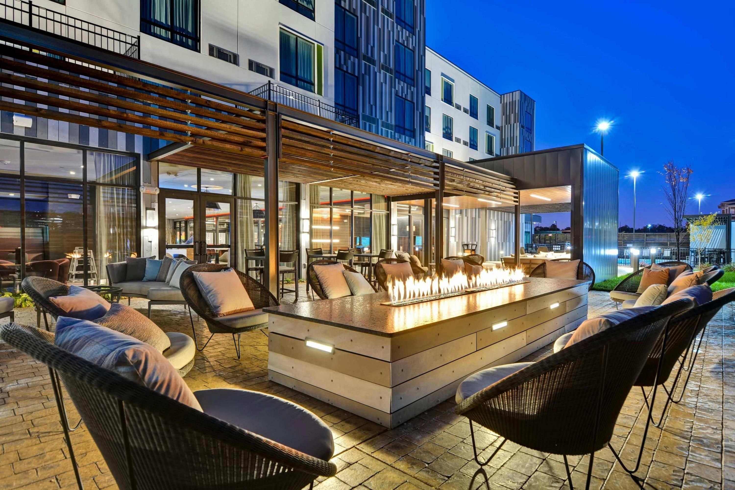 Courtyard by Marriott Bentonville Rogers Promenade - Rogers - Patio