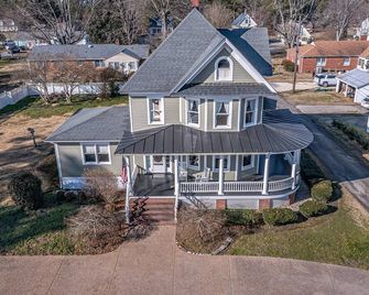 Historical Queen Anne on Main Street Reedville! - Reedville - Building