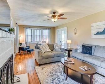 Charming Smithfield House Walk to Downtown! - Smithfield - Living room