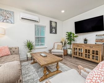 Serenity House-2 Ensuites Walk Silos Restaurants Baylor McLane w/Secure Parking - Waco - Living room