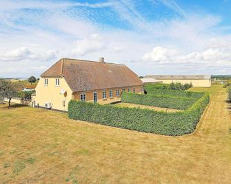 Spacious Holiday Home in Faaborg near Coast - Faaborg - Building