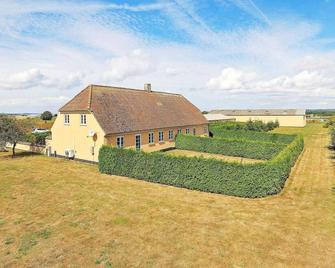 Spacious Holiday Home in Faaborg near Coast - Faaborg - Building