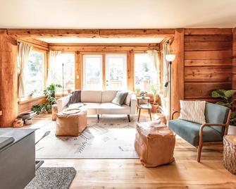 Hygge Log Home Downtown with Great Mountain Access - Golden - Living room